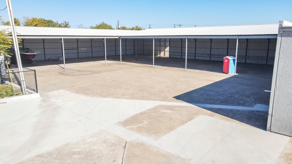 More Photos Of 1221 Barron Way, Fort Worth Distribution For Lease