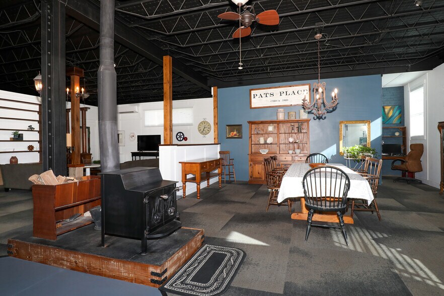 More Photos Of 18 W Currahee St, Toccoa Showroom For Sale