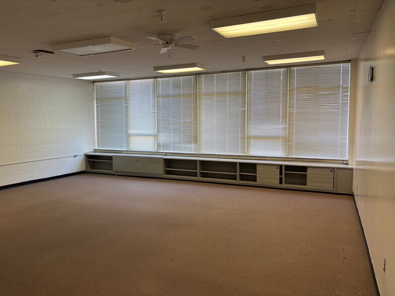 More Photos Of 670 Main Ave, De Pere Schools For Lease