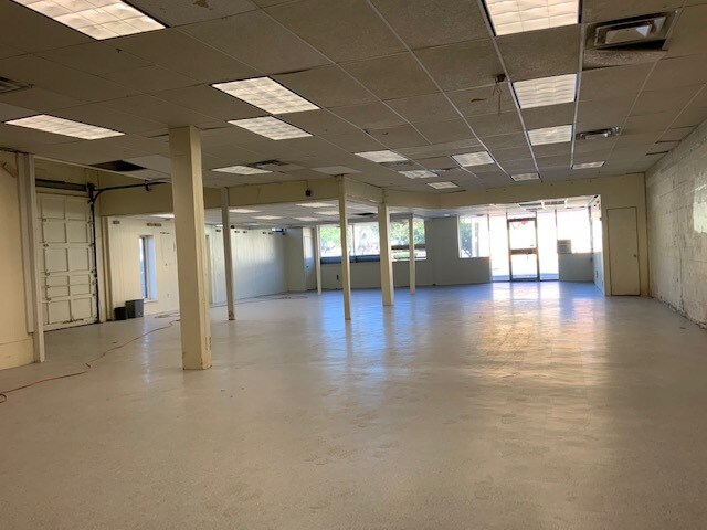 More Photos Of 110-112 W Market St, Newport Freestanding For Lease