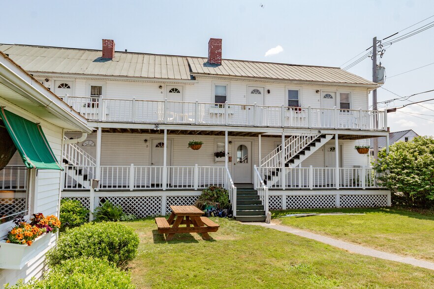 More Photos Of 157 Main St, Belgrade Hotel For Sale