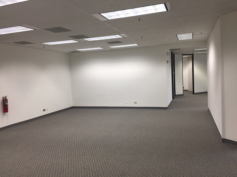 More Photos Of 3100 W Higgins Rd, Hoffman Estates Medical For Lease