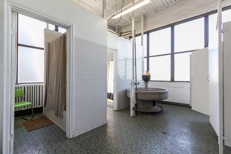 More Photos Of 2000 Brooklyn St, Detroit Office For Sale