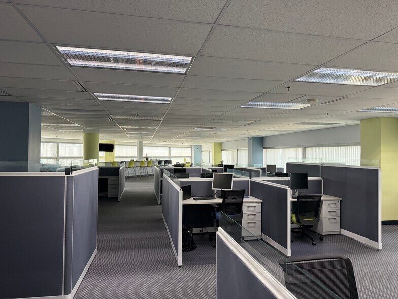 More Photos Of 100 E Big Beaver Rd, Troy Office For Lease