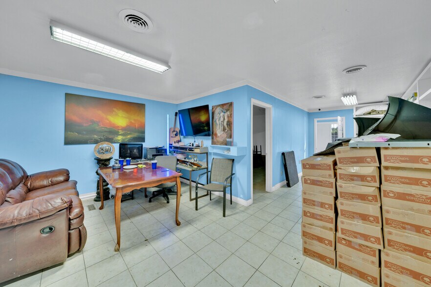 More Photos Of 14637 Aetna St, Van Nuys Warehouse For Sale