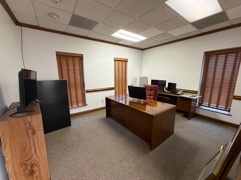 More Photos Of 1950 Collins Blvd, Austell Service For Lease