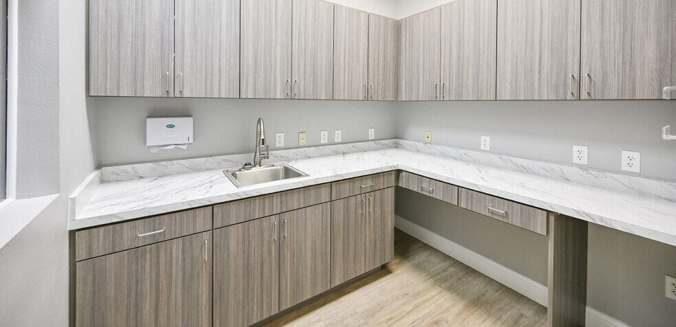 More Photos Of 4100 Fairway Dr, Carrollton Medical For Lease