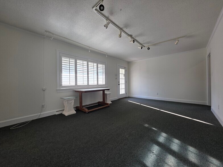 More Photos Of 2034 W 5th St, Washington Showroom For Sale