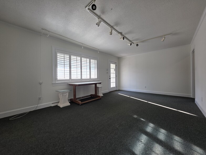 More Photos Of 2034 W 5th St, Washington Showroom For Sale