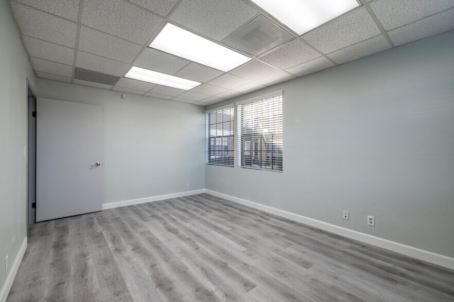 More Photos Of 2900 Bristol St, Costa Mesa Office For Sale