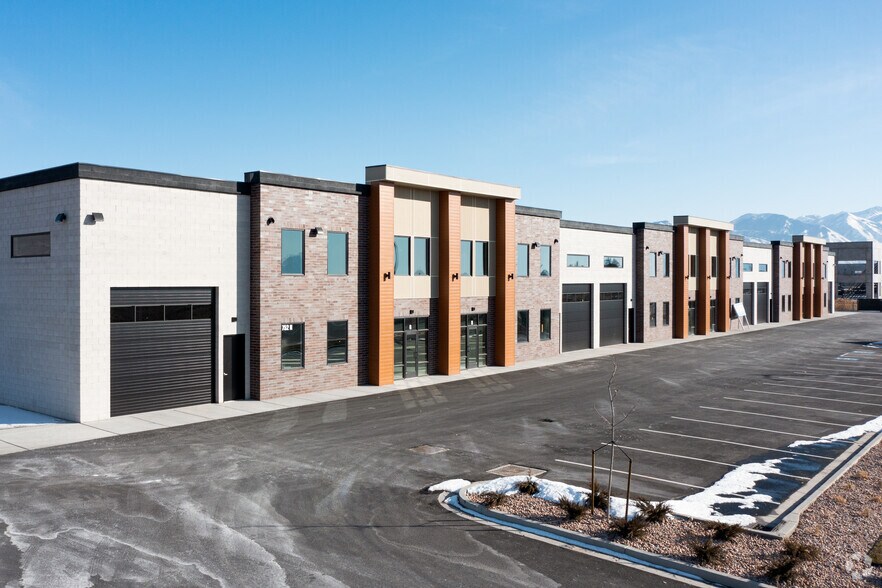 More Photos Of 752 2250 West, Springville Warehouse For Lease