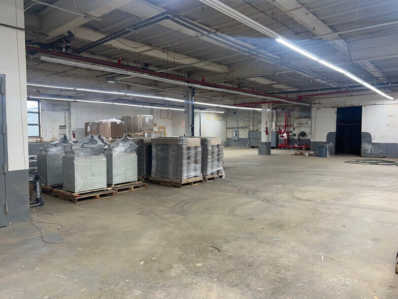 More Photos Of 2910 20th Ave, Astoria Warehouse For Lease