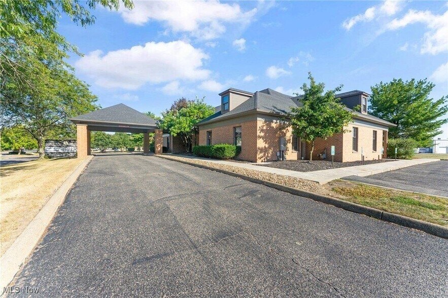 More Photos Of 925 Trailwood Dr, Youngstown Medical For Sale