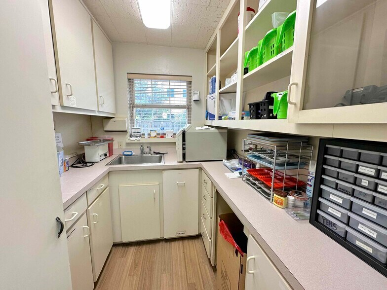 More Photos Of 2221 W Walnut St, Garland Medical For Sale