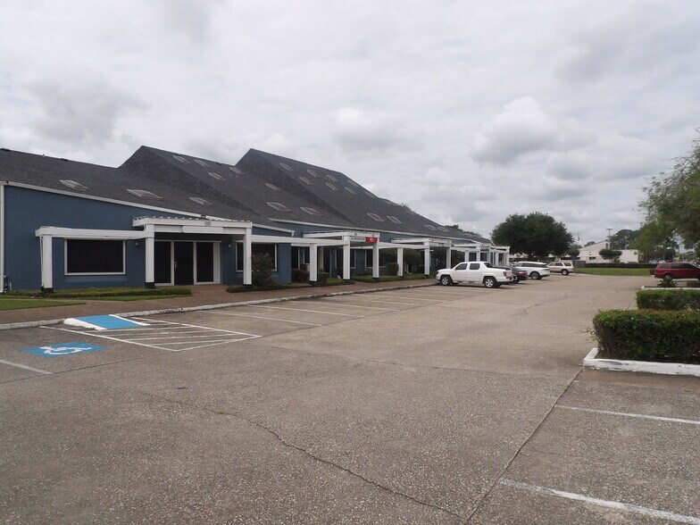 More Photos Of 17300 Saturn Ln, Houston Medical For Lease