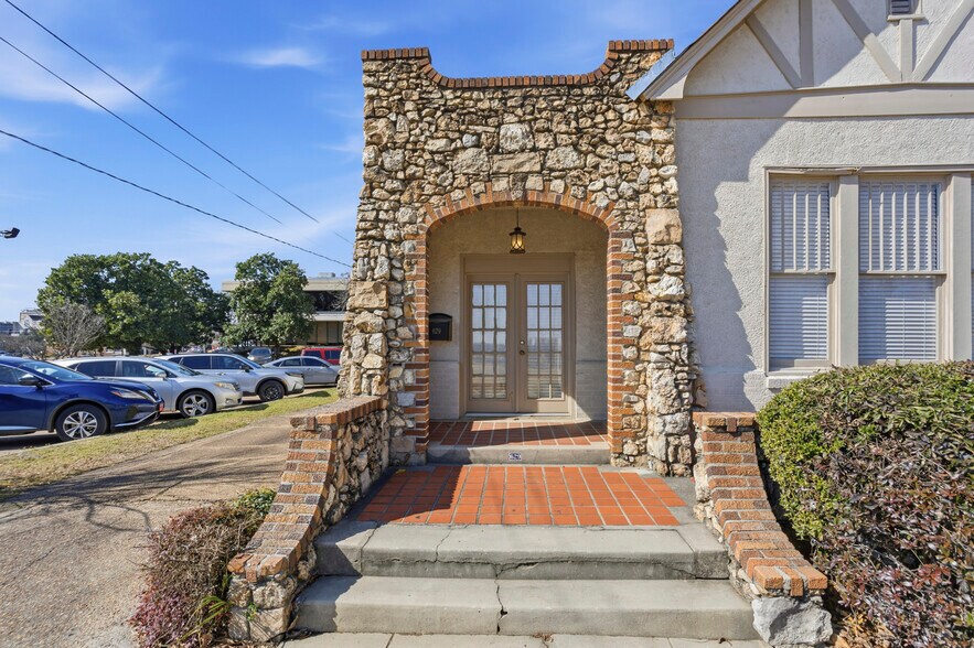 More Photos Of 629 Jefferson St, Jackson Office For Sale