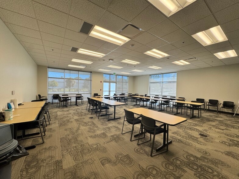 More Photos Of 4021 Tampa Rd, Oldsmar Showroom For Sale