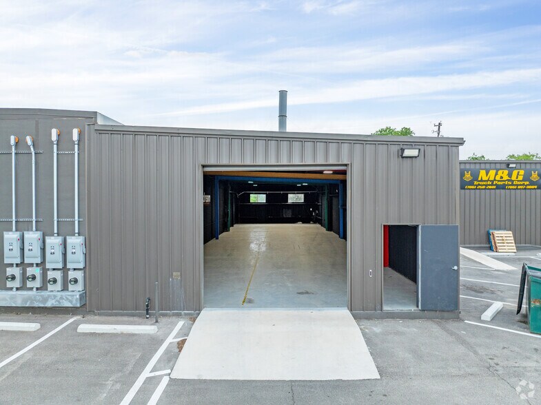 More Photos Of 11110 Bluff Bend Dr, Austin Warehouse For Sale