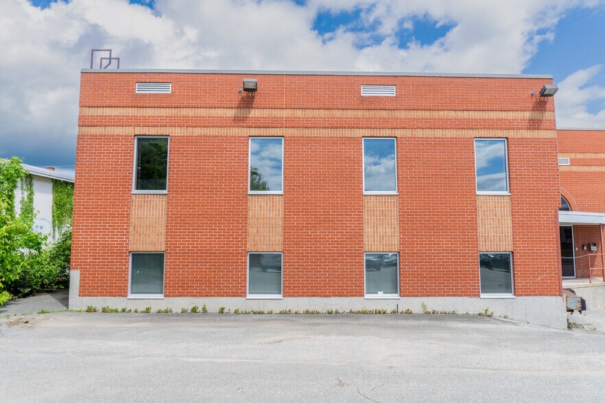 More Photos Of 786 St King E, Sherbrooke Storefront Retail Office For Sale