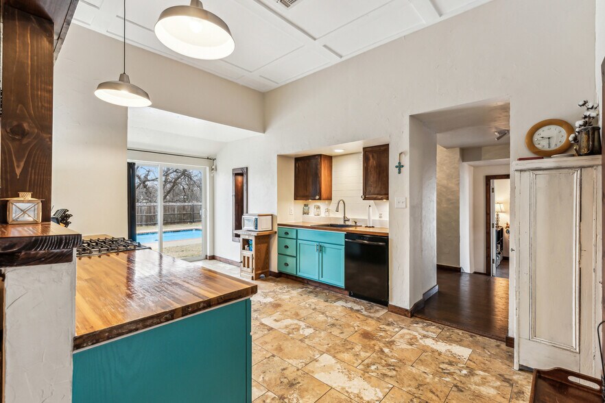 More Photos Of 512 N Travis St, Granbury Hospitality For Sale