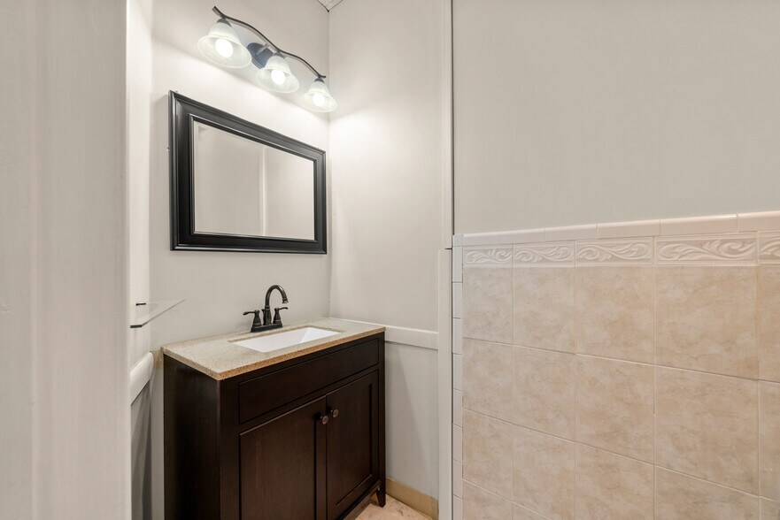 More Photos Of 2083 Center Ave, Fort Lee Medical For Lease