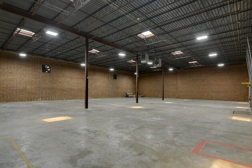 More Photos Of 902 Norwalk St, Greensboro Warehouse For Lease