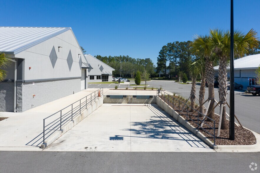 More Photos Of 8200 Cypress Plaza Dr, Jacksonville Light Distribution For Lease