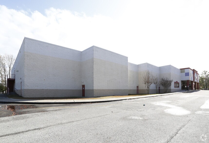 More Photos Of 111 Cinema Dr, Wilmington Movie Theatre For Lease