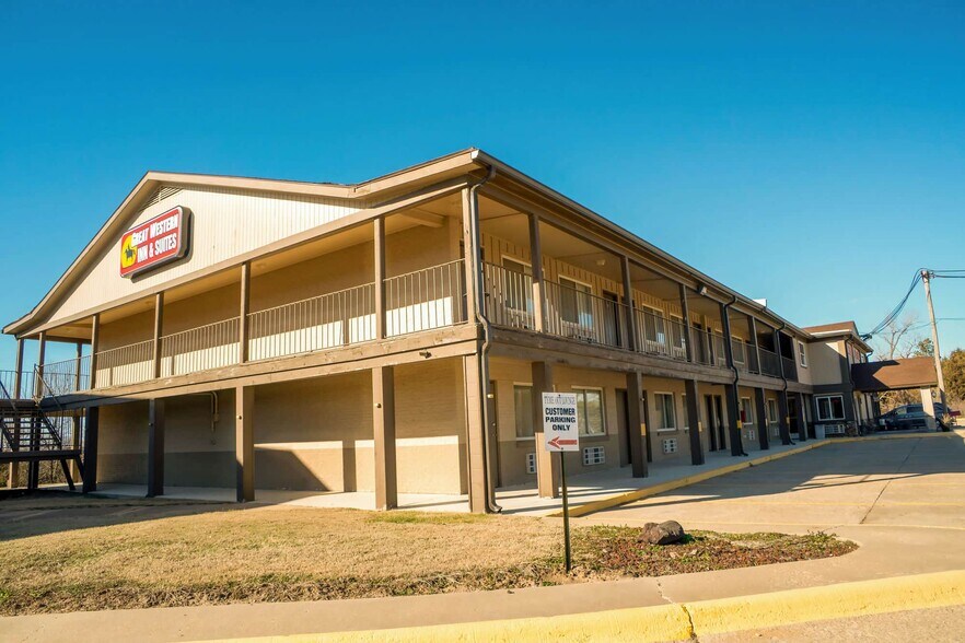More Photos Of 201 Continental Dr, Junction City Hotel For Sale