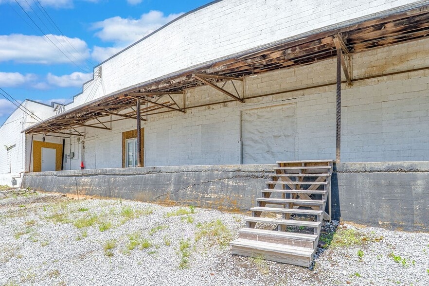 More Photos Of 1214 College St, Clarksville Warehouse For Lease