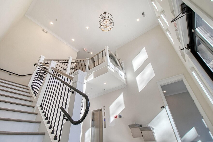 More Photos Of 208 N Cedar St, Summerville Office For Sale