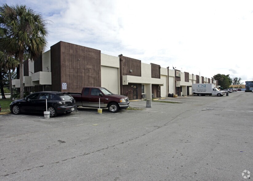 More Photos Of 8012-8076 W 21st Ave, Hialeah Warehouse For Lease