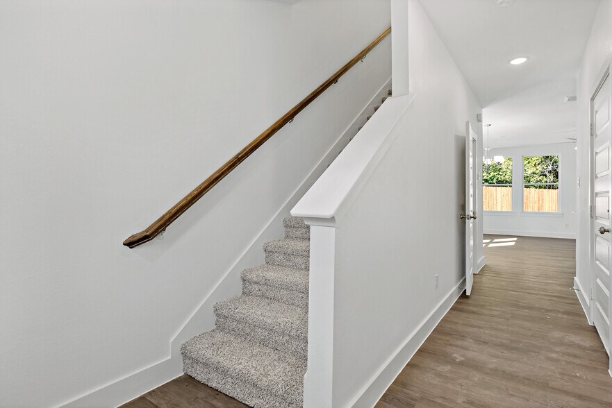 More Photos Of 400-414 E 7th St, Bonham Apartments For Sale