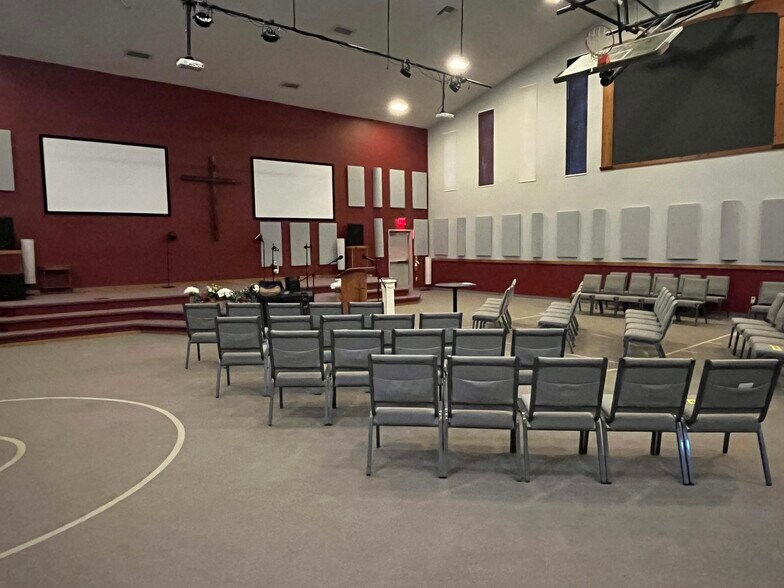 More Photos Of 1270 W Commerce St, Milford Religious Facility For Lease