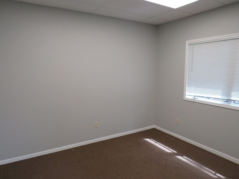 More Photos Of 1715 N Division St, Morris Unknown For Lease