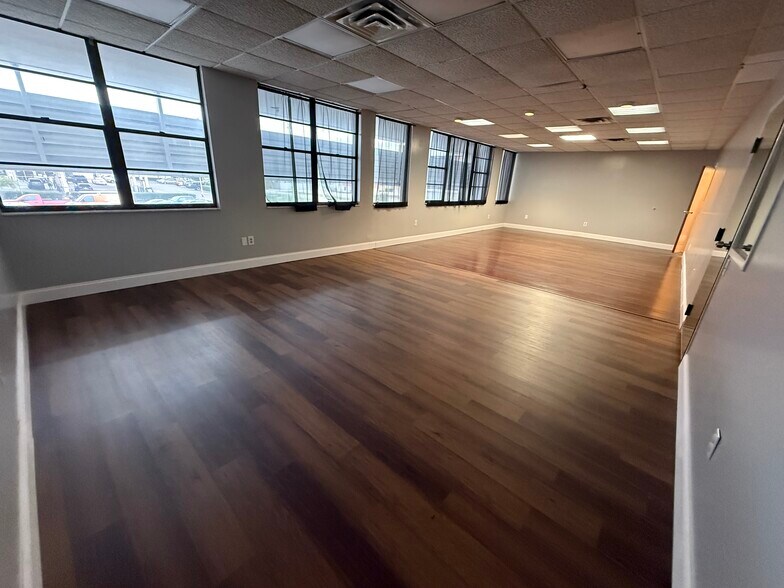 More Photos Of 6251 US Highway 19 N, Pinellas Park Showroom For Lease