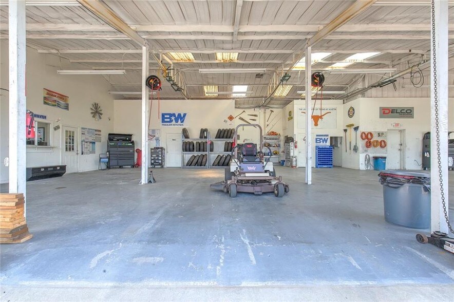 More Photos Of 3218 N Main St, Cleburne Auto Dealership For Lease