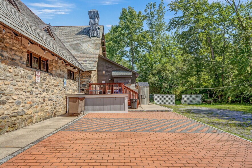 More Photos Of 1715 E Main St, Mohegan Lake Restaurant For Sale