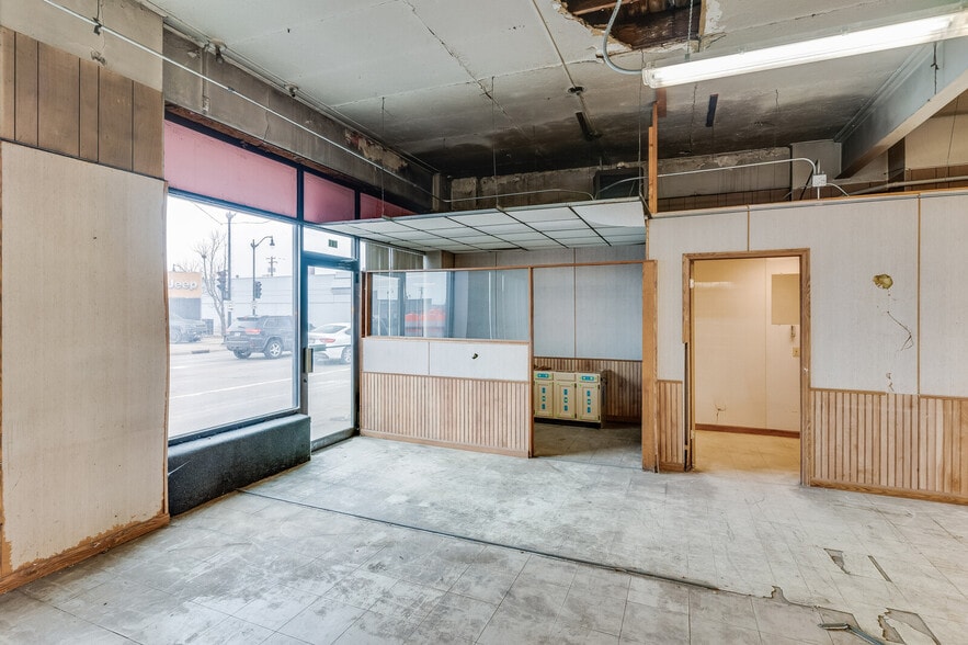 More Photos Of 529 4th St S, La Crosse Showroom For Sale
