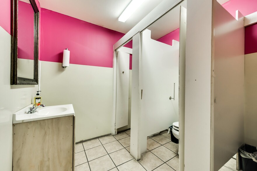 More Photos Of 1202 Lockwood Dr, Houston Restaurant For Sale