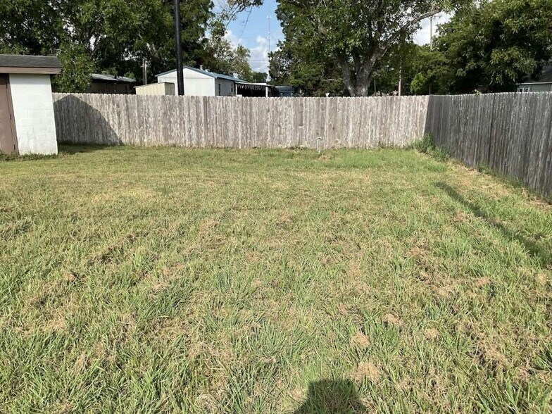 More Photos Of 208 E York St, Ganado Office For Sale