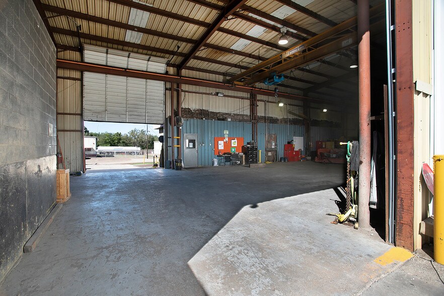 More Photos Of 6031 Fm 2767, Tyler Warehouse For Lease