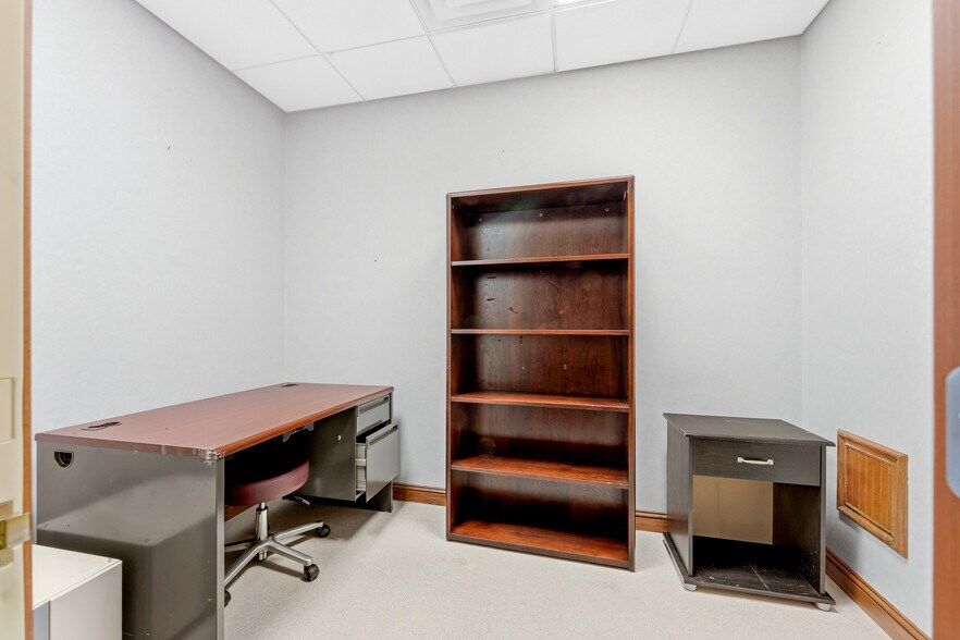 More Photos Of 1703 Locust Ave, Fairmont Medical For Sale