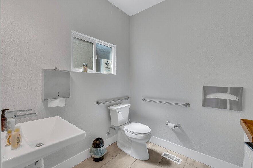 More Photos Of 160 Cherry Ave, Auburn Office Residential For Sale