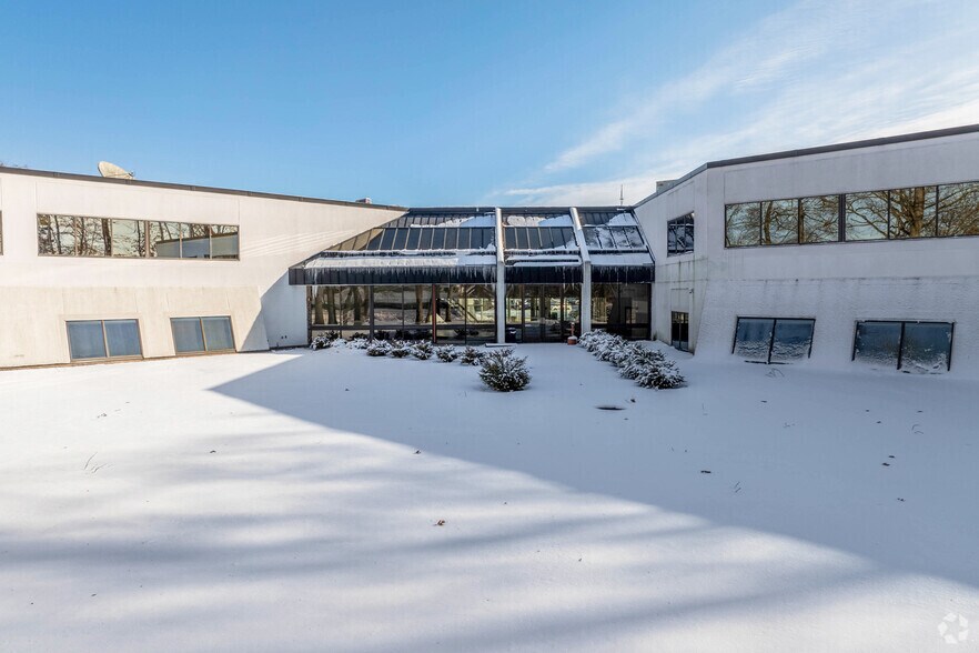 More Photos Of 8 Griffin Rd N, Windsor Office For Sale