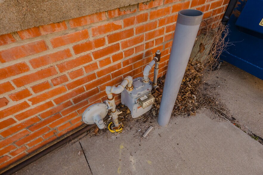 More Photos Of 724 N Main St, Newton Storefront For Sale