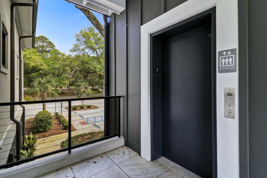 More Photos Of 10 Park Ln, Hilton Head Island Office For Sale