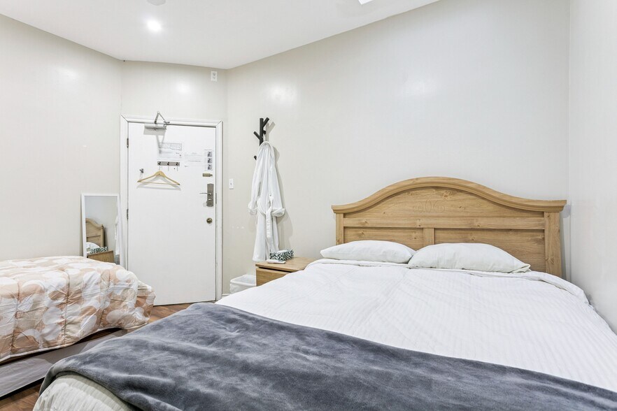More Photos Of 135 Jarvis St, Toronto Hotel For Sale