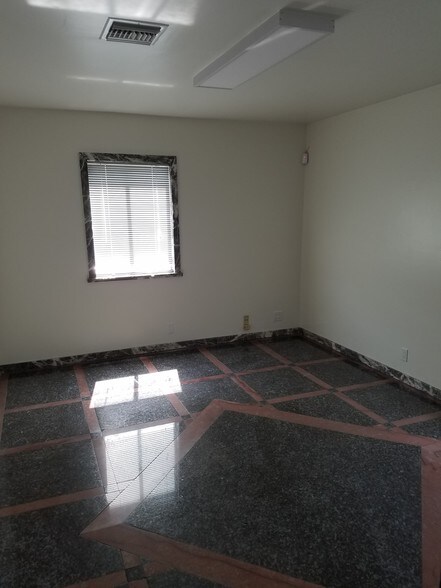 More Photos Of 16217 Gault St, Van Nuys Office For Sale