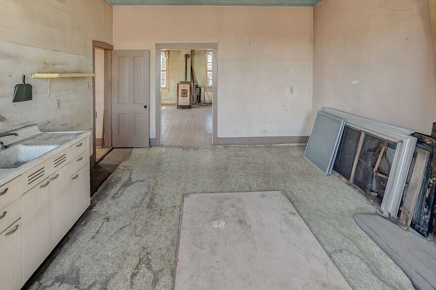 More Photos Of 14 1/2 Main St., Pinckneyville Storefront Retail Office For Sale